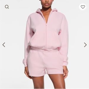 トップス SKIMS ROSE The heart wants SKIMS – just ask our Valentine, Rosé